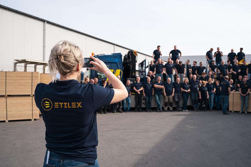 HR collega Etilex maakt foto team Etilex voor grootschalige voorraad plaatmateriaal